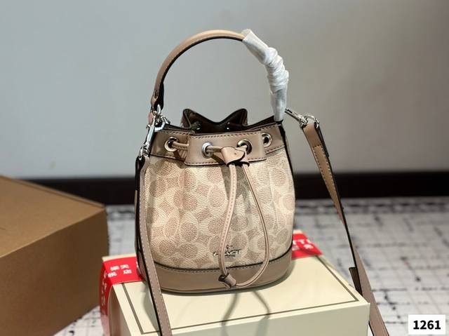 配盒子 Coach蔻驰水桶包来咯 采用抽绳系带设计。便于开合使用 清新夏日。时髦轻便敲百搭 可手提包。单肩包。斜挎包 椭圆皮质底部。带有防损四角钉 集美们！蹲它