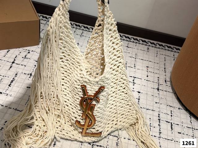 Ysl圣罗兰 拉菲草编织购物袋 夏天背的包包真的太可爱了 背上一整个慵懒风 旅行拍照真的很Nice哦 每个小仙女夏季都该有一个草编购物袋！尺寸：40.24
