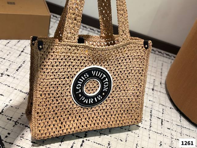 Lv编织托特包，简单搭配的包袋，非常大气。搭配衣服也是毫无难度。尺寸：30 24