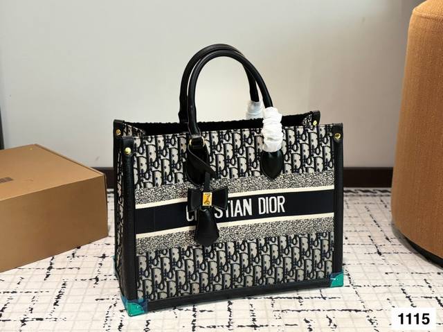 迪奥 托特包 非常能装，实在是通勤利器。平时出门可以当购物袋，容量绝对是可以装很多东西的，这款也是Lv的经典款，而且也是非常百搭的 尺寸：36.28