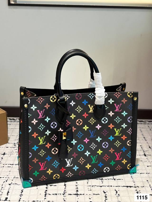 Lv 托特包 非常能装，实在是通勤利器。平时出门可以当购物袋，容量绝对是可以装很多东西的，这款也是Lv的经典款，而且也是非常百搭的 尺寸：36.28