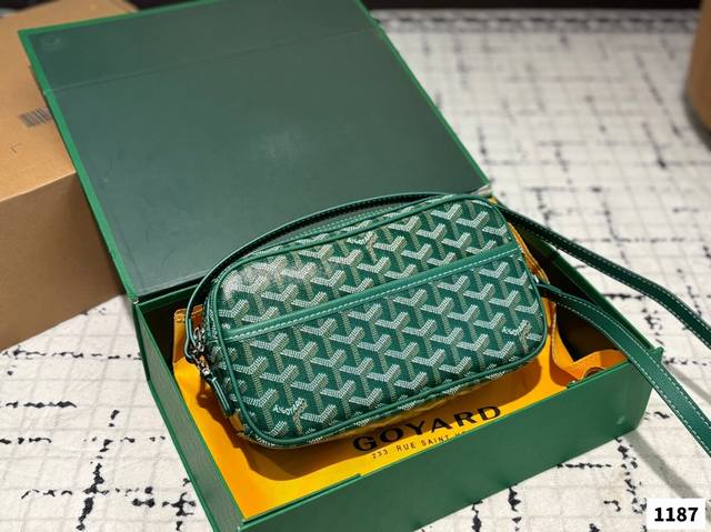 配折叠盒子戈雅 Goyard 相机包男生女生用！上身效果绝绝子~日常非常好搭配哦~男生女生都可以入手！尺寸：23 13