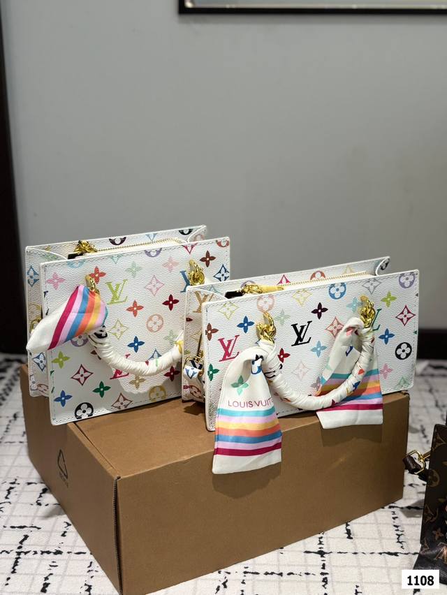 Lv 走秀新款Cousin 时尚博主必备单品,Lv独有的亮金色金属,作为本次设计的肩带粗链条,抓眼球效果非常出色。尺寸 20.17。 24.13 Lv 走秀新款Cousin 时尚博主必备单品,Lv独有的亮金色金属,作为本次设计的肩带粗链条,抓眼球效果非常出色。尺寸 20.17。 24.13