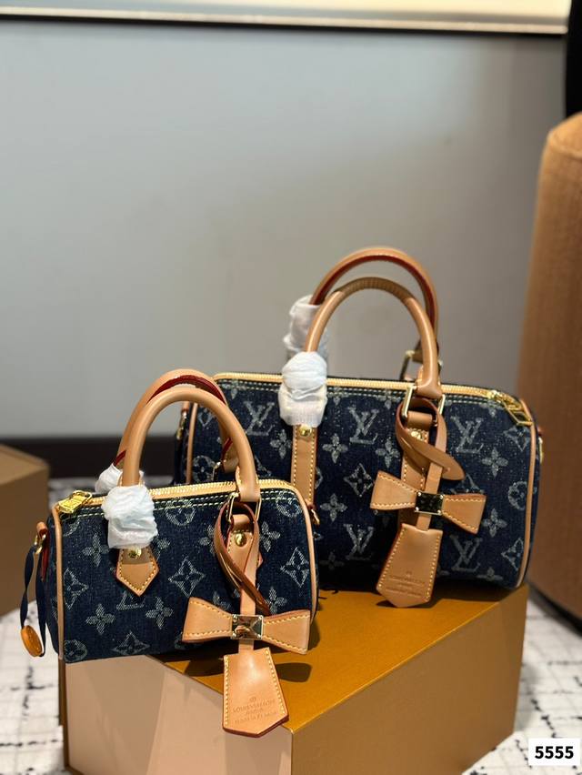 Lv牛仔枕头包 又甜又酷 一整个爱住 百搭时尚 颜值超高 是每个潮酷女孩必入单品 尺寸:17 10。25 14