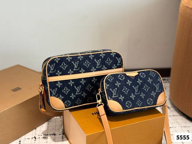 Lv牛仔相机包，很酷的Lv男包来喽“斜挎包男相机包，十分时尚且年轻。斜挎也不显大当收纳空间真心不错，拿取东西时十分方便当肩带可以自由调节长度，任何身高都没问题