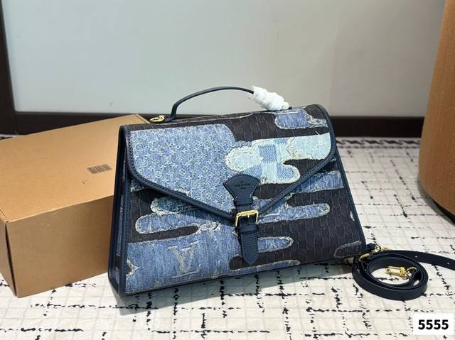 Lv牛仔护士包出货啦！新款设计特别的时尚款 独特与时尚兼并 是最值得拥有的款式 超大容量 原版五金 品质超赞明星网红都在追捧的款式 美妞们必须入手一只！尺寸:3