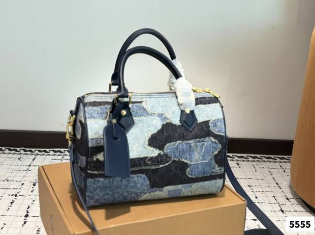 Lv牛仔枕头包 出货啦 手提单肩斜挎款式宝宝们抓紧来订哈 版型经典不过时 一直深受洋气美妞们喜欢！尺寸：25 18