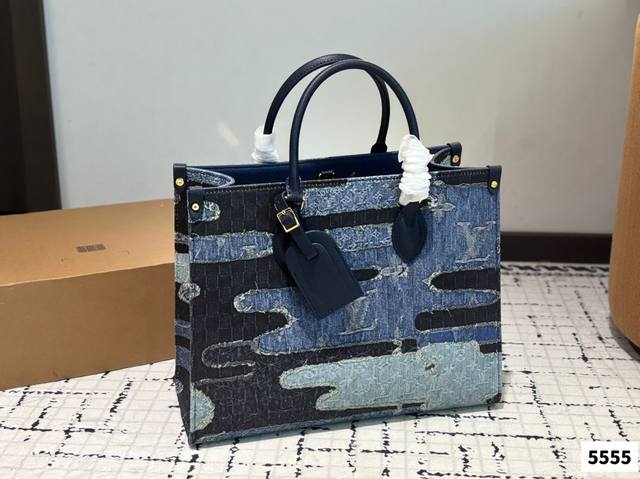 Lv 牛仔托特 超火的Tote托特包,日常通勤都非常可会越用越喜欢的一款,值得入手。尺寸:35 28 Lv 牛仔托特 超火的Tote托特包,日常通勤都非常可会越用越喜欢的一款,值得入手。尺寸:35 28