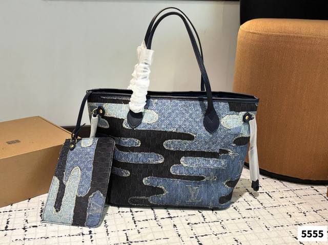 Lv购物袋牛仔出货啦 宝宝们抓紧来订哈 版型经典不过时 一直深受洋气美妞们喜欢！尺寸：33 28.