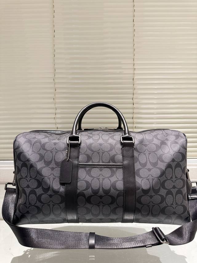 牛皮版本 Coach 男士旅行包袋 45Cm Coach目前为止最喜欢的一款旅行袋，短期旅行剛容量 完全够用，经典的 Signaturec 老花，超级百搭，Pv