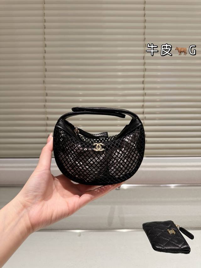 Chanel 25S渔网包 当经典菱格纹遇上镂空渔网 摩登感直接拉满 圆墩墩的廓形像一颗黑珍珠 春夏拎着轻盈又吸睛 尺寸 15 8 Cm