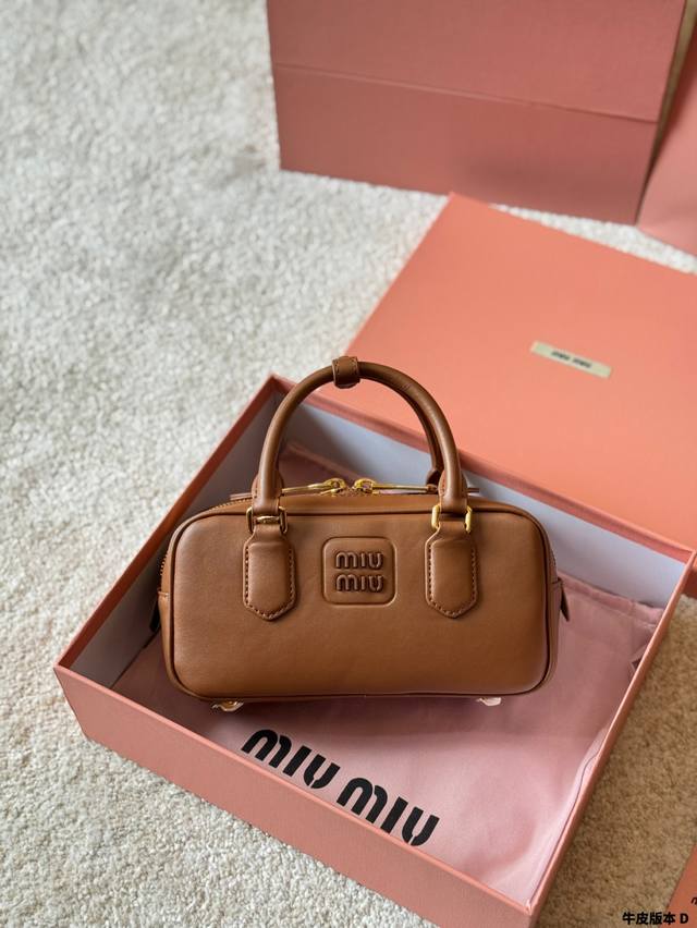 牛皮版本 Miumiu限定款保龄球包 简单又好看 Miumiu而且超级实用, #Miumiu新款包包 尺寸 小号 22 11Cm 牛皮版本 Miumiu限定款保龄球包 简单又好看 Miumiu而且超级实用, #Miumiu新款包包 尺寸 小号 22 11Cm