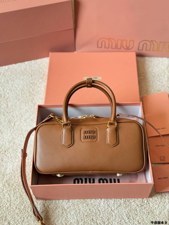 牛皮版本 Miumiu限定款保龄球包 简单又好看 Miumiu而且超级实用， #Miumiu新款包包 尺寸大号28 16Cm