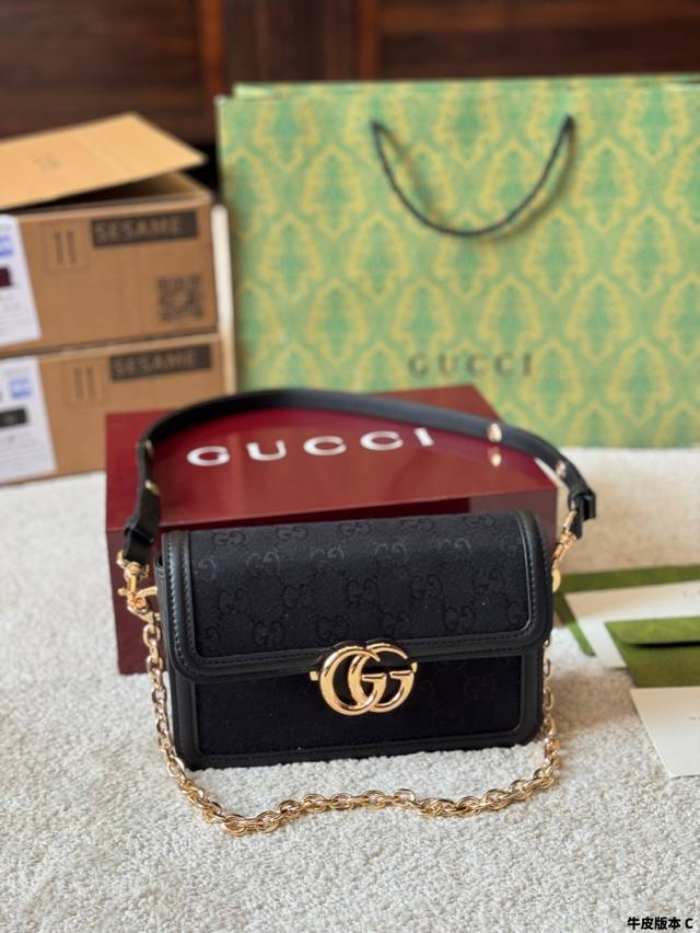 牛皮版本 Guccigo系列专为运动而生。这款肩背包以精致而轻盈的Gg帆布匠心打造，配以雅致的链带，为2025春夏系列再添亮眼力作。其包内格局也非常实用，后侧设
