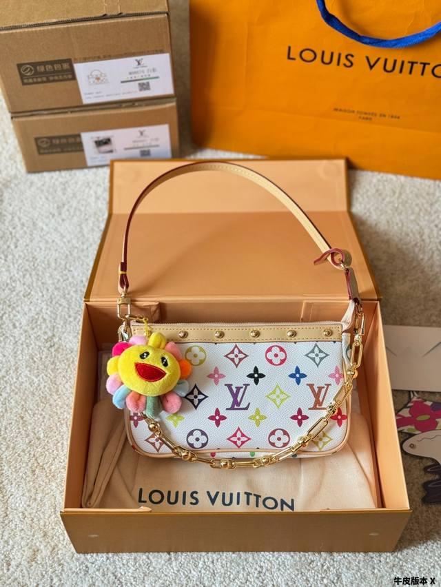 牛皮版本 配挂件 Lv村上隆联名款麻将包 2025早春走秀款 枕头包 Lv 路易威登 新款经典枕头包单肩斜挎女包 尺寸20 13Cm 折叠盒包装 牛皮版本 配挂件 Lv村上隆联名款麻将包 2025早春走秀款 枕头包 Lv 路易威登 新款经典枕头包单肩斜挎女包 尺寸20 13Cm 折叠盒包装