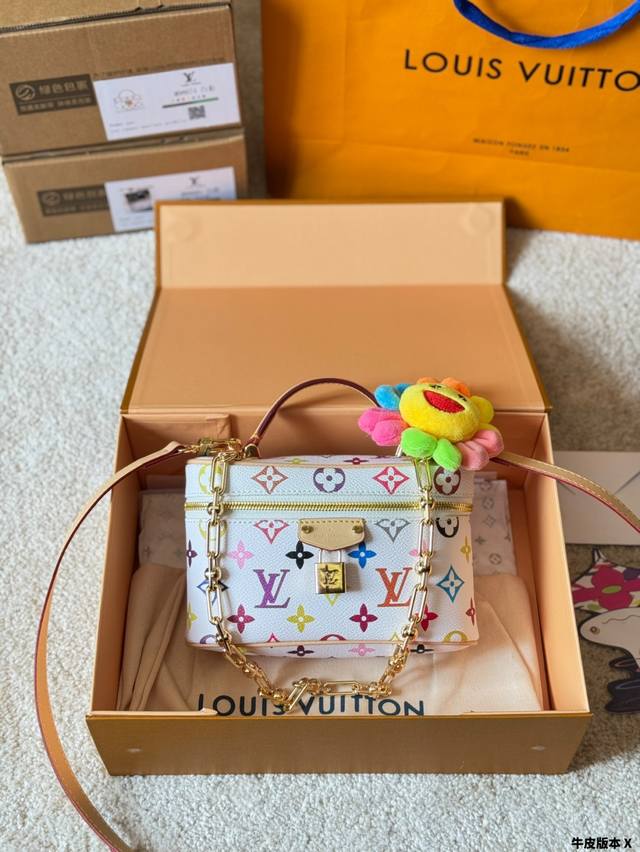 牛皮版本 配挂件 Lv 2025 村上隆 白三彩 Vanity Chain Pouch 手袋 包包 Vanity Chain Pouch 手袋以经典化妆箱为灵感