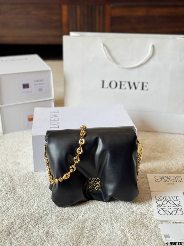 小羊皮 Size：22*18Cm Loewe新款充气面包Goya 像面包一样胖嘟嘟像云朵一样软乎乎高级可爱又时髦 极简Logo采用超蓬松绒 搭配甜甜圈金属链条
