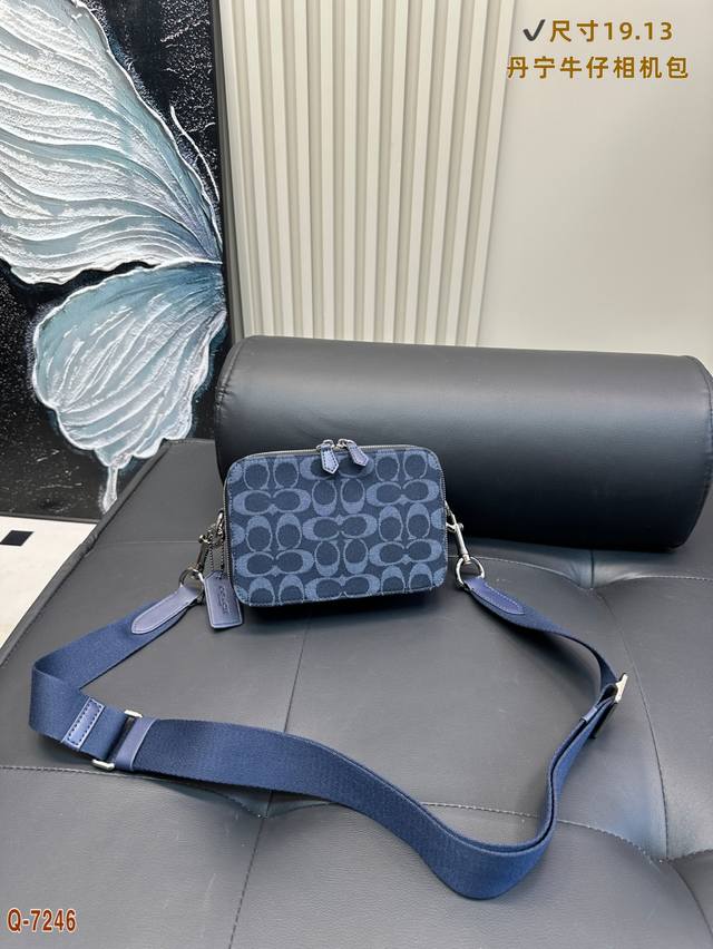 Coach 蔻驰丹宁牛仔相机包 出货 专柜柜最新单肩斜挎包 专柜同步 最新款超级实用的款式 多用款 超级大牌 内衬Logo！时尚百搭 款式 不挑年龄段 喜欢的抓