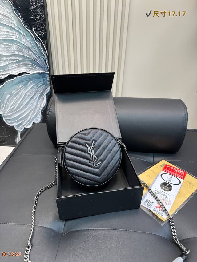 配折叠盒 Ysl圣罗兰 Logo 鱼子酱绗缝圆饼包包采用鱼子酱牛皮皮质，轻巧得来手感叉特别细腻！表面的V型缝线充盈饱满，低调中透露出少许个性设计感！ 五金为轻度