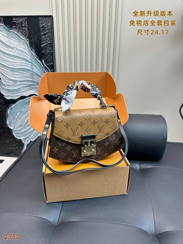 免税店全套包装 尺寸24.17 全新升级Lv 走秀款新款谷爱凌同款走秀款扇子包，几何曲边造型极具辦识度，双拼的颜色、经典金属扣配有标志性的 S-Lock锁扣质感