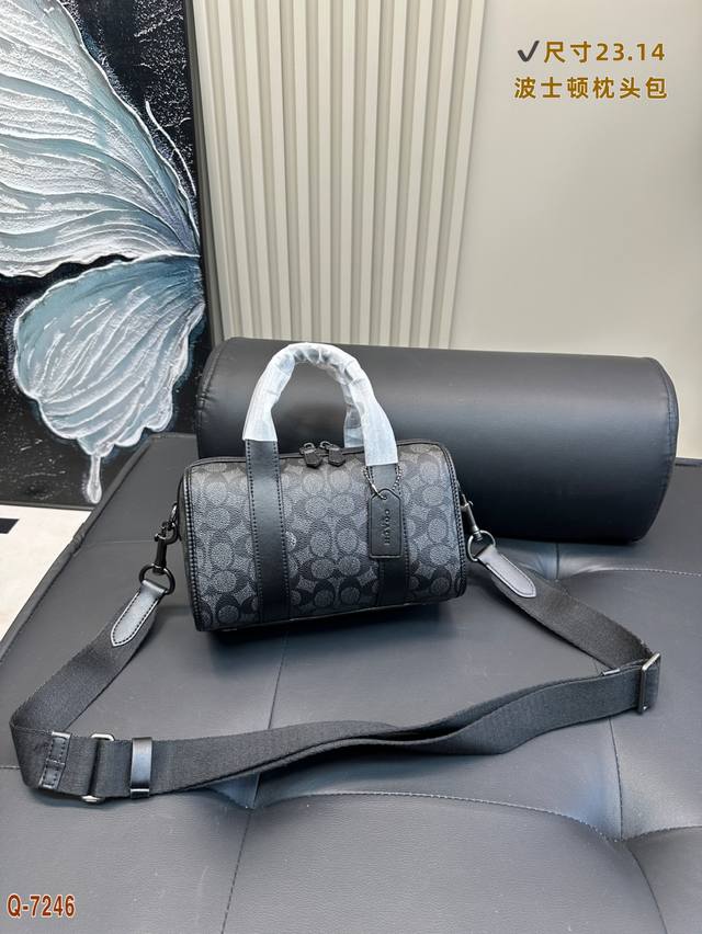 配飞机盒 Coach蔻驰波士顿枕头包 经典设计 时尚百搭 容量是真的可 可手提 可斜挎 上身绝美 尺寸 23.14