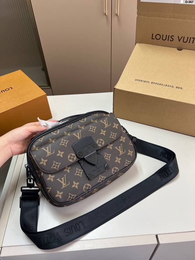 Lv老花邮差包 细细看 实用型 隔层多 容量大 非常高级哦！百搭不出错！ D-367尺寸24×17折叠盒飞机盒