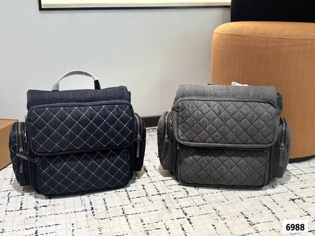 香奈儿 牛仔机车双肩包 Chanel 简直不要太酷！ 男生女生都可以驾驭 敲大容量装下整个世界~尺寸：27*12*29Cm