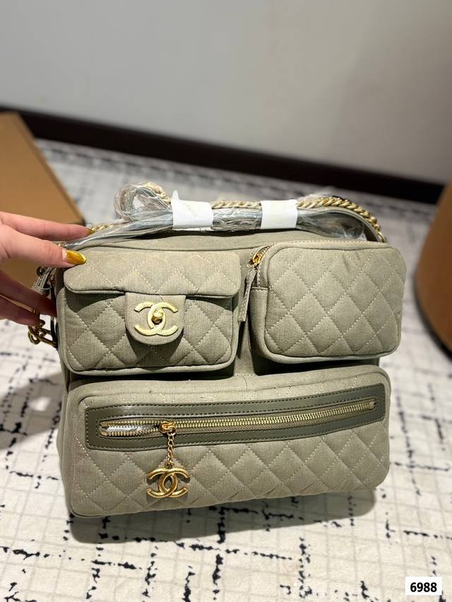 香奈儿 牛仔机车包 Chanel 简直不要太酷! 男生女生都可以驾驭 敲大容量装下整个世界~尺寸:32*9*25Cm 香奈儿 牛仔机车包 Chanel 简直不要太酷! 男生女生都可以驾驭 敲大容量装下整个世界~尺寸:32*9*25Cm