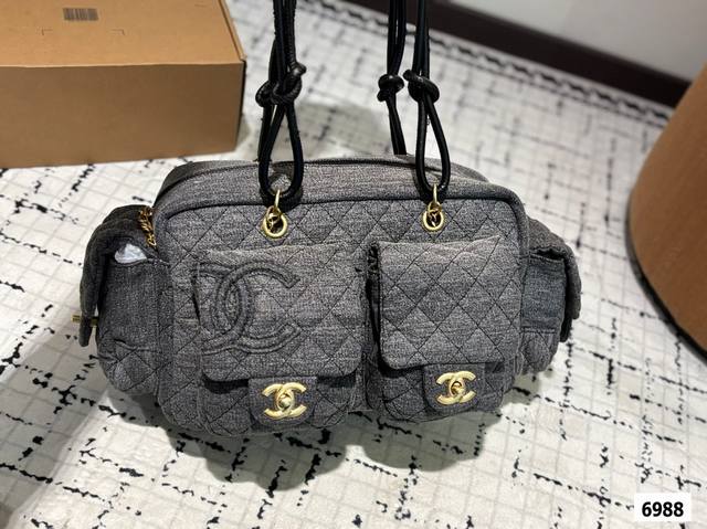 Chanel香奈儿牛仔康鹏机车包多口袋的款式有种浓郁的朋克风自重轻的同时容量感还大简直戳到了我的心巴无论搭配什么衣服 都能瞬间抓住路人的目光真的太爱了 尺寸:3 Chanel香奈儿牛仔康鹏机车包多口袋的款式有种浓郁的朋克风自重轻的同时容量感还大简直戳到了我的心巴无论搭配什么衣服 都能瞬间抓住路人的目光真的太爱了 尺寸:3