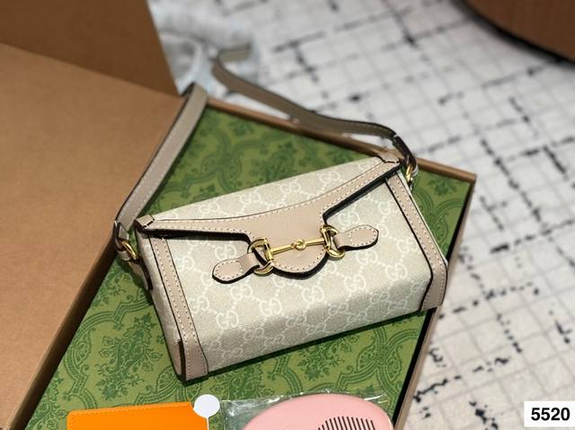 配镜子 配木梳 配飞机盒折叠盒子 酷奇 1955马衔扣信封包,老花的时髦度不容忽视,这个春天继续拔草,这个系列耐看的不要不要,这复古的韵味啊,拿捏的死死的,这只 配镜子 配木梳 配飞机盒折叠盒子 酷奇 1955马衔扣信封包,老花的时髦度不容忽视,这个春天继续拔草,这个系列耐看的不要不要,这复古的韵味啊,拿捏的死死的,这只