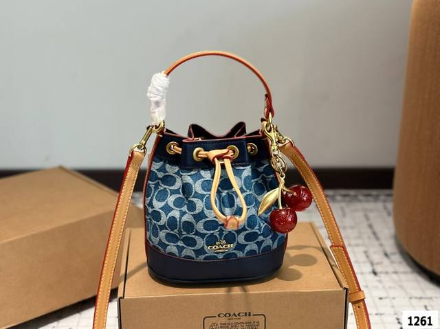 配盒子 Coach蔻驰牛仔水桶包来咯 采用抽绳系带设计。便于开合使用 清新夏日。时髦轻便敲百搭 可手提包。单肩包。斜挎包 椭圆皮质底部。带有防损四角钉 集美们！