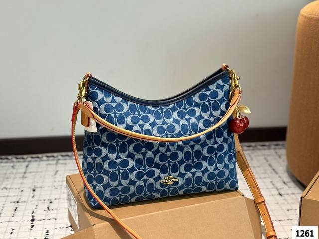 配盒 牛仔蔻驰托特包，除了好看还是好看，托特包造型简单又好用关键是超好看，轻便，缤纷又结实。分分钟成为街上最具回头率的时尚单品！尺寸：30 21