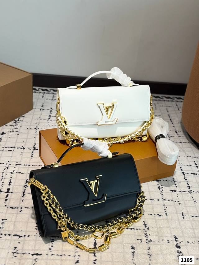 礼盒包装 Lv 新款 刺绣 Twist 绝美纽扣 最新最火款Twist Denim 出货了 呈现新古典 Twist 中号手袋。造就聚焦设计：翻盖的超值 明快活泼