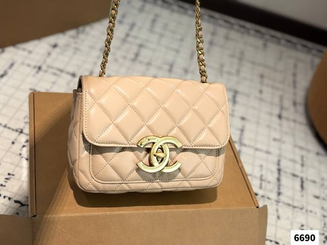 礼盒包装 香奈儿 Chanel 24B 双C 大Logo 口盖包 好复古的一款香奈儿24B口盖包哇 大大的双Clogo简直太吸睛啦 复古和时尚结合太Nice啦