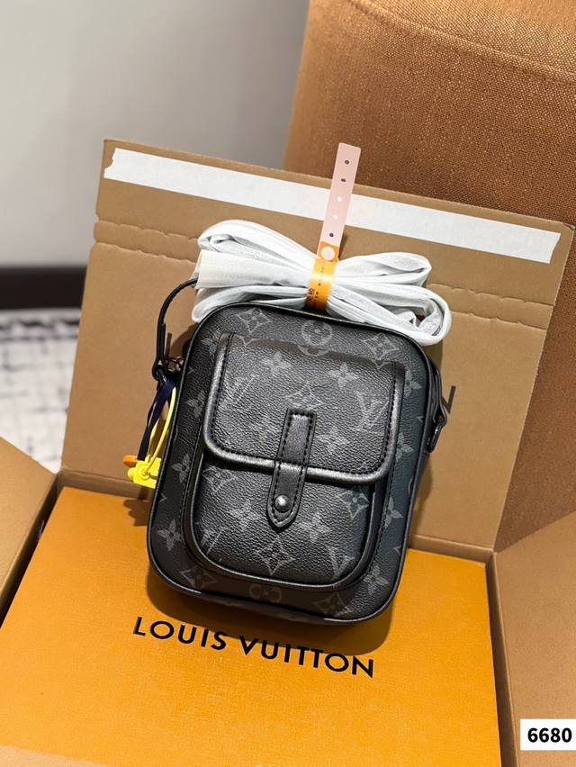 配折叠盒 Size：18*15Cm Lvslock 23Ss 男士手机包！