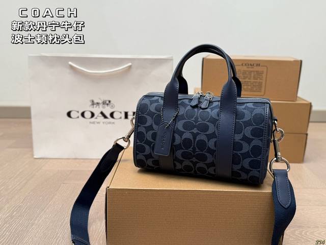 Coach 蔻驰新款 丹宁牛仔波士顿枕头包 经典牛仔老花配色，更加精致可爱！ 同时能满足手机和日常出门物品， 小小包身大大容量，非常实用～ 非常百搭，不轻易过时