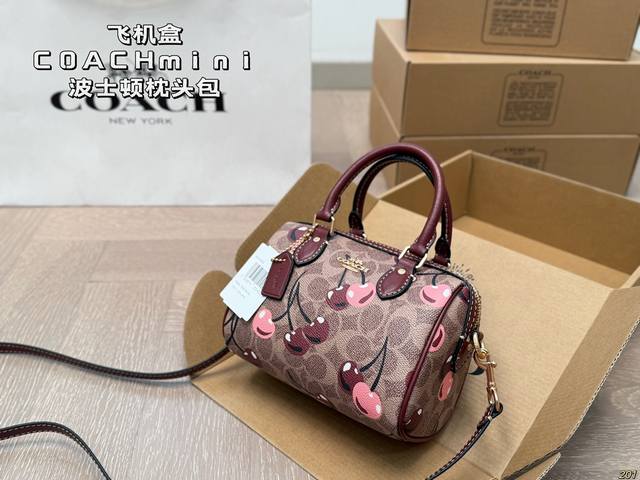 飞机盒 Coach 蔻驰Mini波士顿枕头包 手感细腻柔软舒适～ 视觉柔和又百搭，小巧轻便 休闲或是精致的搭配都合适！！ 尺寸17 12