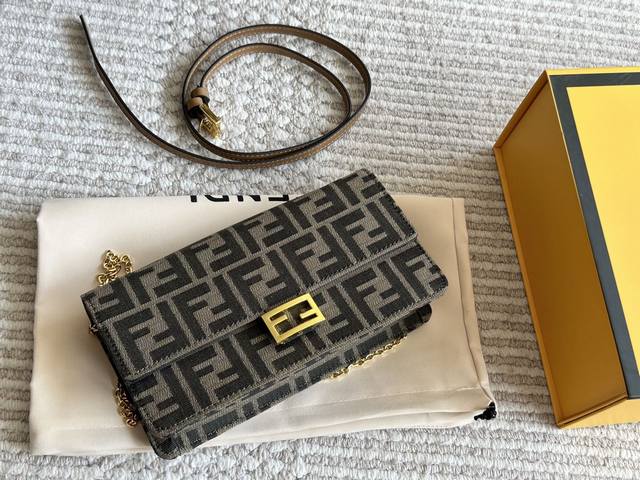 配盒 Size：20*10Cm Fendi 芬迪 新款腋下包！ 老花颜色真的太了吧 又出王炸