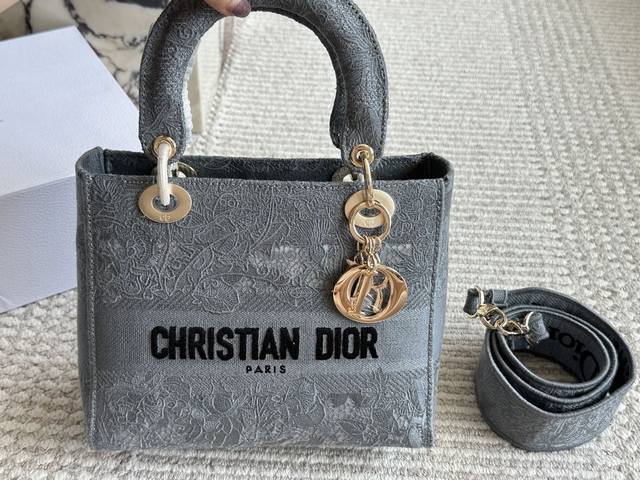 配盒 Size：24*20Cm 原单提花版 D家 刺绣戴妃包 现代休闲且优雅 刺绣宽肩带 特别！特别！！！ 25Ss 新年新款