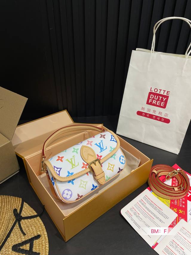 配折叠礼盒 天呐Lv法棍包穿搭也太好看了吧 无滤镜的上身实拍先 自从Speedy20开始就种草了这个系列然后又特别喜欢 双肩带的配置让复古的气质中又带着时尚感搭