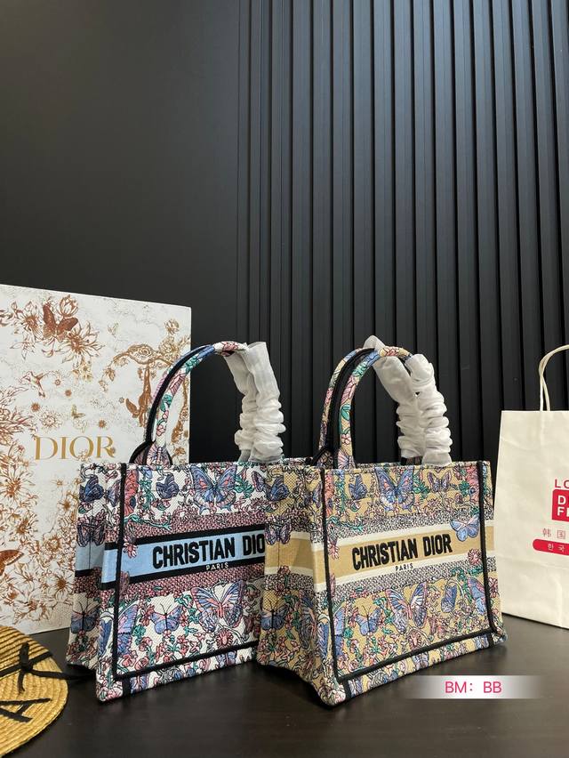 小号 迪奥 托特包 系列. 这款 Dior Book Tote 手袋由 Dior女装创意总监玛 丽亚 嘉茜娅蔻丽 Maria Grazia Chiuri 设计，