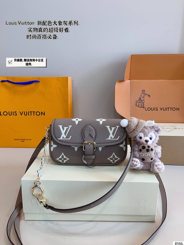 配礼盒 L家 Diane 法棍手袋 定制老花面料搭配深色树膏皮 配置两条肩带 今天的快乐是法棍给的！ 搜索 Lv 法棍 原单品质 尺寸：19*6*11Cm