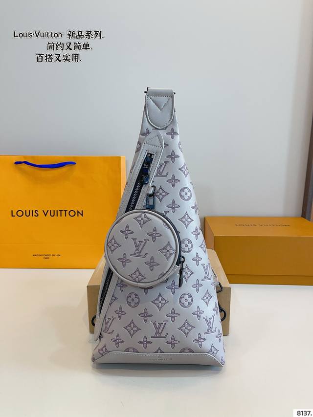 Louis Vuitton 胸包 斜挎包. 时髦大气又很酷 这种款就是越看越好看 而且永远都不会过时 经典永远是经典 百搭实用还能凸显个人魅力和气质尺寸：20*