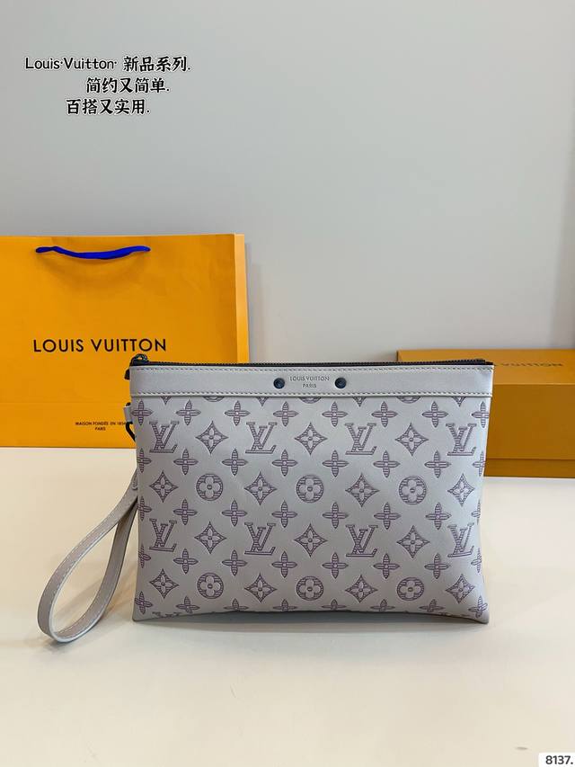 Lv 手袋 是个手包 但能放很多东西进去 而且不变形 拿在手上非常有型 火爆的不行不行的 真的很经典 尺寸：29*21Cm