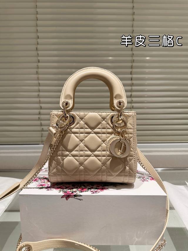 羊皮纹 原单品质 羊皮 “原版K金五金 不掉色 ” |全套包装Dior 迪奥戴妃包! 不好穿搭?? 这款戴妃包算是迪奥最经典的包包之一了吧!!很多人都因为觉得它 羊皮纹 原单品质 羊皮 “原版K金五金 不掉色 ” |全套包装Dior 迪奥戴妃包! 不好穿搭?? 这款戴妃包算是迪奥最经典的包包之一了吧!!很多人都因为觉得它