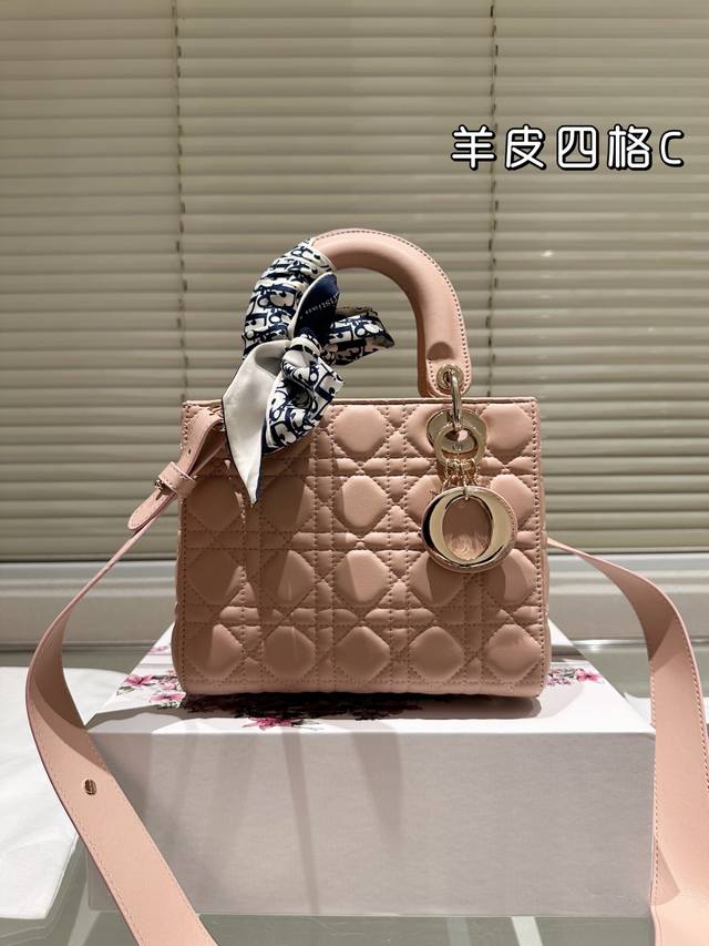 羊皮纹 原单品质 羊皮 “原版K金五金 不掉色 ” ｜全套包装Dior 迪奥戴妃包！ 不好穿搭？？ 这款戴妃包算是迪奥最经典的包包之一了吧！！很多人都因为觉得它