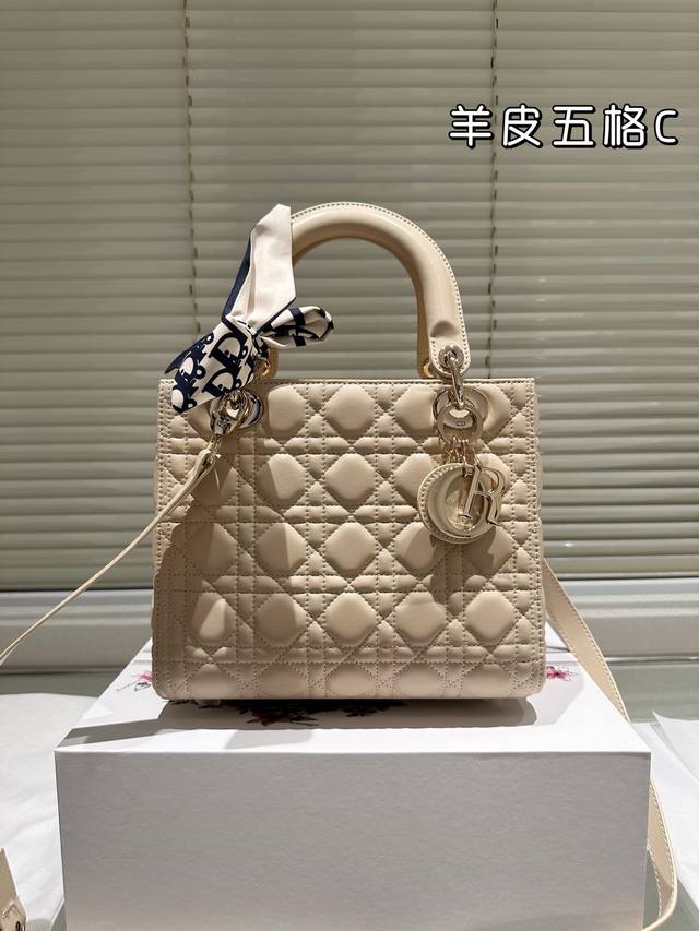 羊皮纹 原单品质 羊皮 “原版K金五金 不掉色 ” |全套包装Dior 迪奥戴妃包! 不好穿搭?? 这款戴妃包算是迪奥最经典的包包之一了吧!!很多人都因为觉得它 羊皮纹 原单品质 羊皮 “原版K金五金 不掉色 ” |全套包装Dior 迪奥戴妃包! 不好穿搭?? 这款戴妃包算是迪奥最经典的包包之一了吧!!很多人都因为觉得它