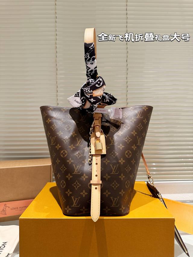 牛皮版本 大号 全套包装 Lv All Inbb手袋为Monogram牛皮搭配亮泽金属件，以标志性挂锁和名牌彰显经典格调。可调节肩带延续品牌制箱传承，皮革肩带增