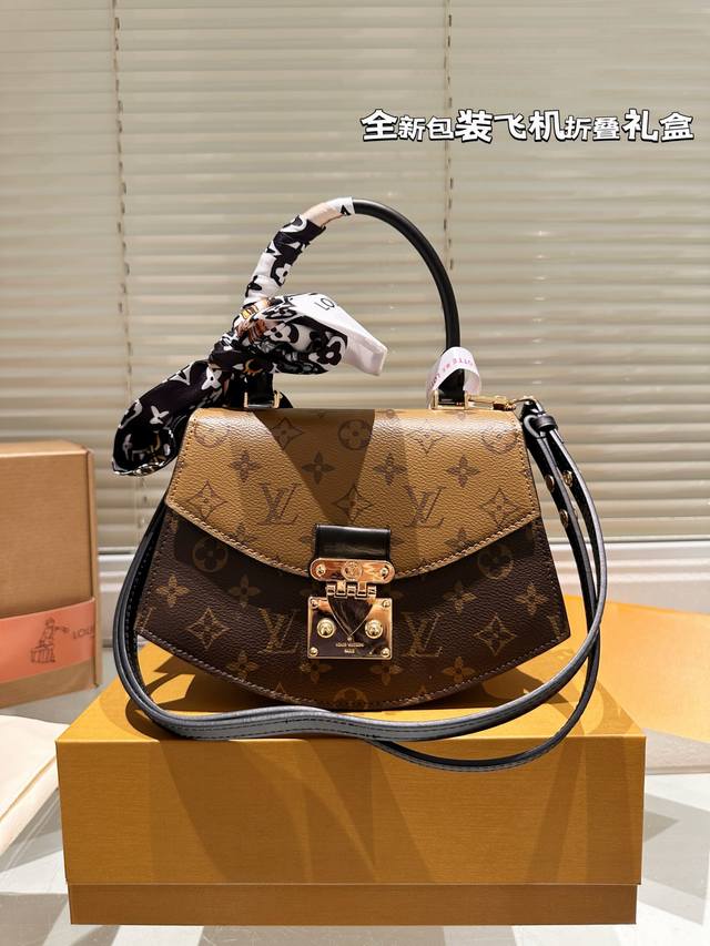 新款扇子包 Lv邮差包老花手提单肩斜挎包，优雅低调的外形设计和宽敞的包身更加入了实用性，Lv闪亮的纯钢金色五金配件- 可调节肩带，配有树糕皮的肩垫，拉链闭合 超