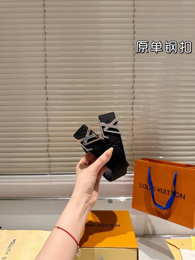 钢扣 高版本！腰带Lv牛皮皮带～热门款 男女通用皮带里面最火的版本啦～质量很好 全套包装！五金绝对不褪色 皮带头和专柜一样的哦～ 配礼盒手提袋发票
